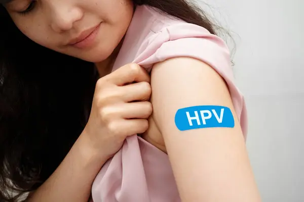 HPV, insan papillomavirus, mavi bandajlı aşı olan Asyalı genç kadın..