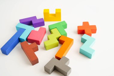 Mantıksal düşünme ve problem çözme problemi yaratıcı iş, ahşap bulmaca geometrik blok şekli.