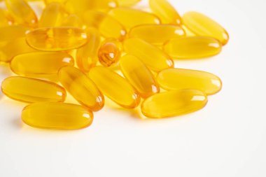 Omega 3 vitaminli kapsüllerde balık yağı ya da morina yağı jölesi..