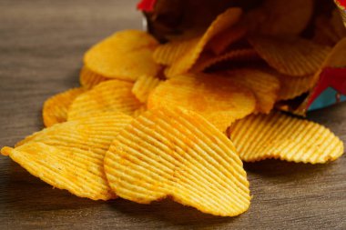 Patates cipsi, leziz BBQ baharatlı Crips, ince dilimlenmiş kızarmış abur cubur fast food.