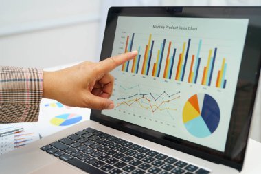 İstatistiksel grafikle çalışan iş kadını.