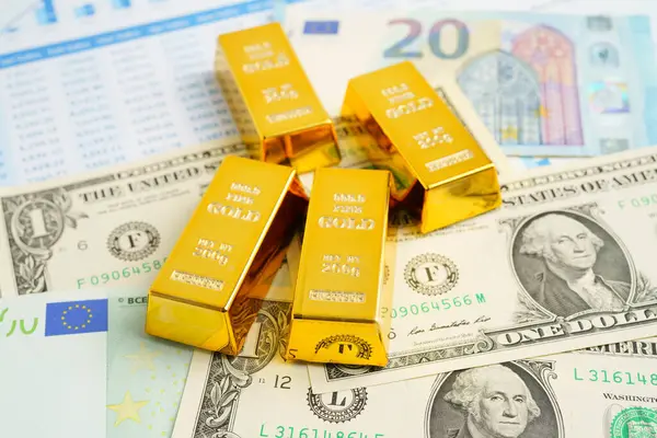 ABD doları ve Euro banknotu parasıyla altın külçeleri yatırım ticareti para birimi kavramını finanse ediyor.