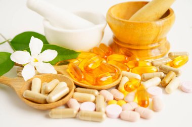 Alternatif ilaç bitkisel organik kapsül E omega 3 vitamini balık yağı, mineral, bitki yapraklı ilaç sağlıklı yaşam için doğal destek.