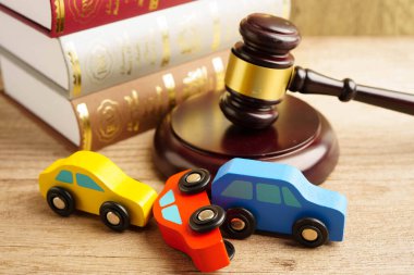 Araba kazası davası ve sigorta, araba modelli yargıç çekici..