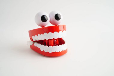 Diş sağlığı için takma dişli komik kırmızı dişler..