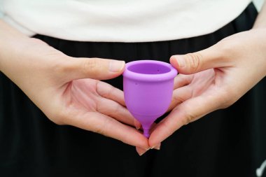 Hijyen dönemi korunması için elinde regl fincanı tutan Asyalı kadın..