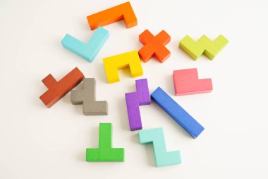 Mantıksal düşünme ve problem çözme problemi yaratıcı iş, ahşap bulmaca geometrik blok şekli.