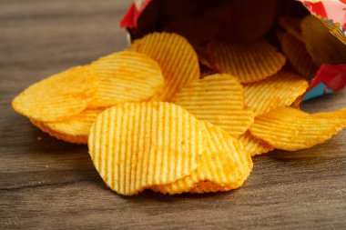 Açık pakette patates cipsi, Crips için baharatlı barbekü sosu, ince dilimlenmiş kızarmış fast food..
