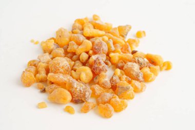 Tütsü ya da olibanum aromatik reçine tütsü ve parfümlerde kullanılan beyaz arka planda izole edilmiş..