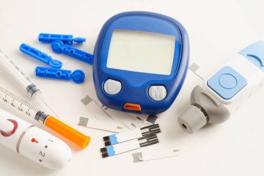 Glukometre neşter ve test şeritleri kan şekerini diyabet için test ediyor..