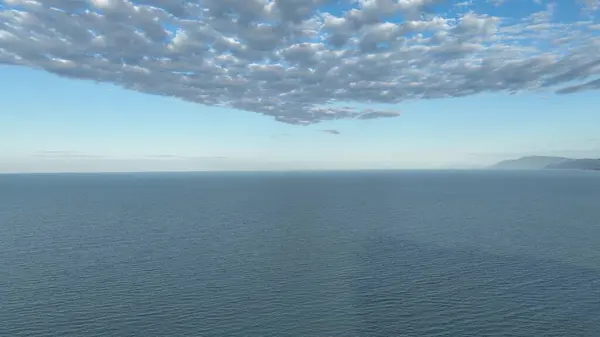 Okyanus ufkunun üzerindeki bulutlar