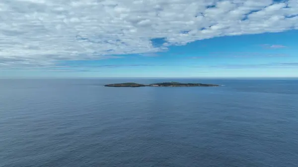 Denizde Güzel Uzak Ada