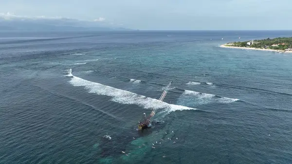 Endonezya sahilinde sörfçülerle birlikte terk edilmiş Crane.