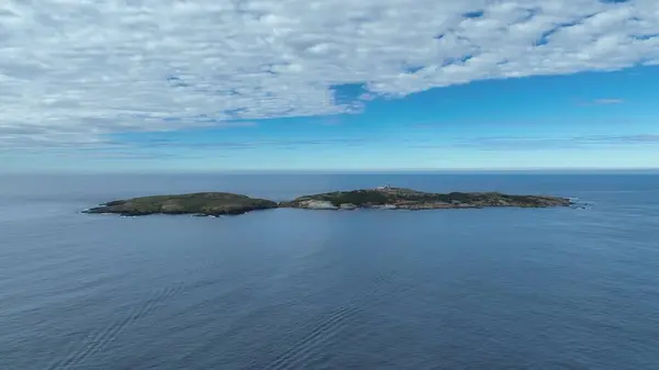 Denizde Güzel Uzak Ada