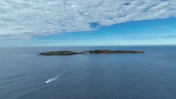 Denizde Güzel Uzak Ada