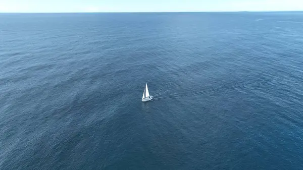 Okyanustaki Yat Uzakta