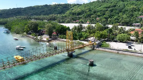 İkonik Endonezya Sarı Köprüsü Cenningan Boğazı