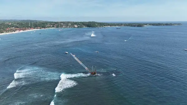 Endonezya sahilinde sörfçülerle birlikte terk edilmiş Crane.