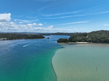 Tekneyle Estuary 'nin Renkleri Değiştiriliyor