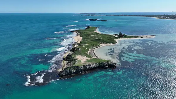 Denizde Güzel Kıyı Adası