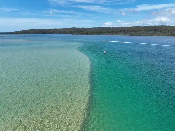Tekneyle Estuary 'nin Renkleri Değiştiriliyor