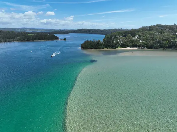 Tekneyle Estuary 'nin Renkleri Değiştiriliyor