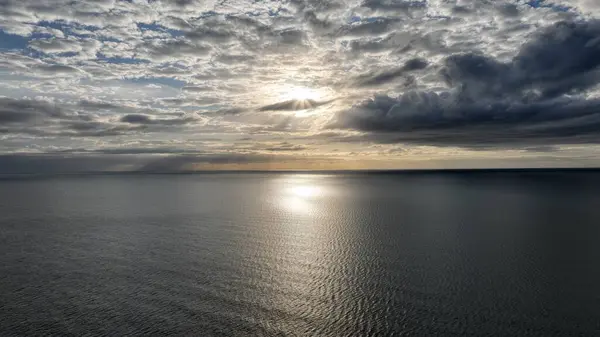 Bulutlu Güzel Okyanus Günbatımı