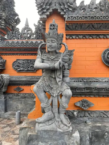 Çekici turuncu Hindu tapınağı heykeli