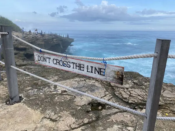 Çizgiyi Geçmeyin Uçurum Uyarısı İşareti