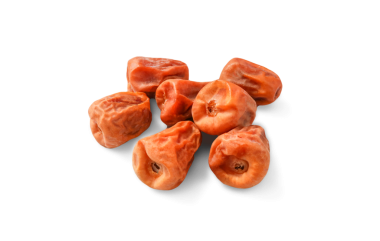 Kurumuş meyveler beyaz arkaplanda izole edilmiş.