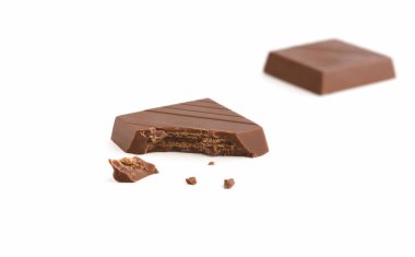 beyaz zemin üzerine sütlü çikolata parçaları