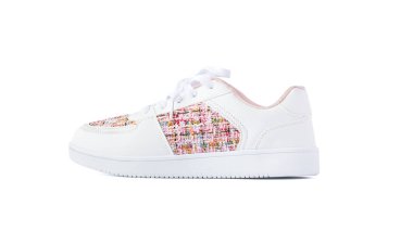 Modern kadınların spor ayakkabıları beyaz arka planda izole edilmiş..