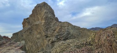 Kahverengi kayaların güzel yapısı Cabo de Gata-Njar Doğal Parkı.