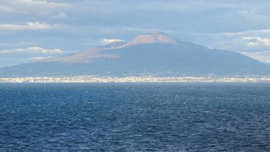 Sonbaharda mavi Akdeniz 'den Vezüv' e bakın.