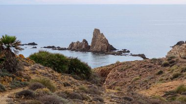 Deniz kıyısının güzel manzarası - Cabo de Gata-Njar 'ın kahverengi kayalıklarındaki kış akşamı Doğal Park.