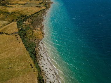 Turkuaz suları olan manzaralı kıyı şeridi
