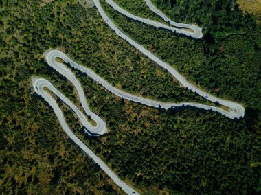 Bereketli çevresi olan dolambaçlı dağ yolunun manzarası.