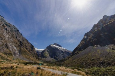 Dağ Yolu Dik Kayalık yamaçlardan geçiyor. Yeni Zelanda yok. 