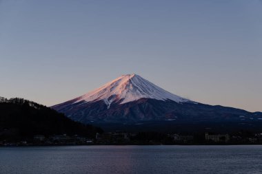 Önünde dingin bir göl olan Fuji Dağı 'nın görkemli manzarası