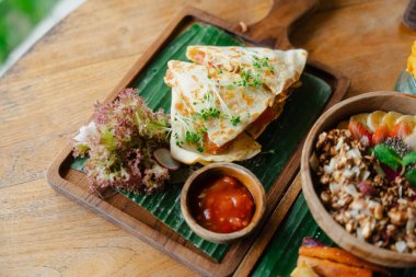 Taze salata ve daldırma soslu nefis quesadilla.