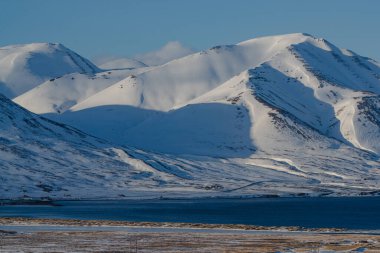 Karlı Dağ Arkaplanlı Liman
