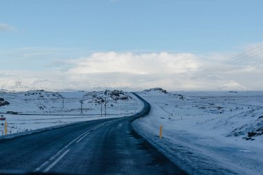 Karlı dağ yolu temiz bir b 'nin altına uzanıyor.