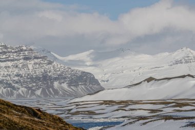 Dağların ve donmuş gölün manzarası