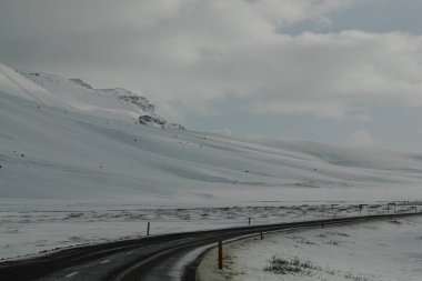 Karla kaplı dağ yamaçları bulutlu gökyüzünün altında