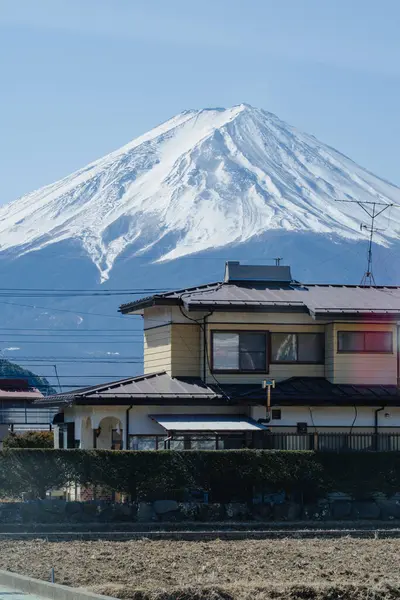 Fuji Dağı 'nın önünde bir ev var.