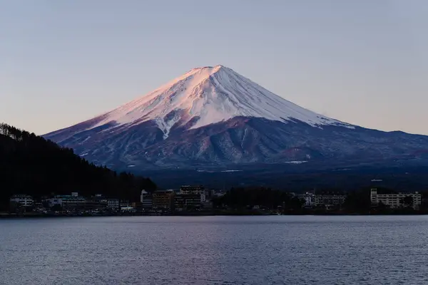 Önünde dingin bir göl olan Fuji Dağı 'nın görkemli manzarası