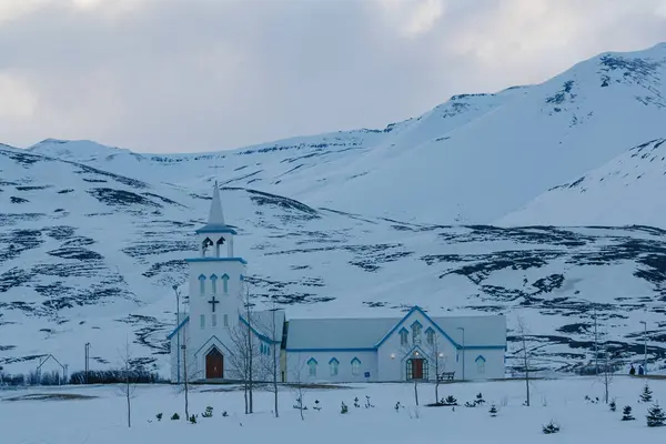 Kış Yolu Karlı Dağlar Kilisesi İzlanda 'ya çıkıyor. 