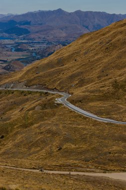 Rugged Hills 'ten uzak kasabayla dolambaçlı yol