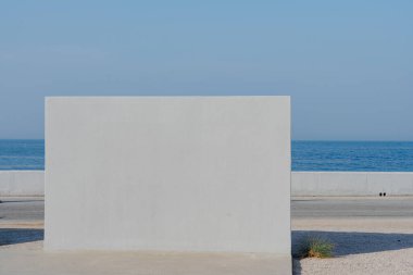 Kır ağaç, gri duvara karşı mavi arkaplan