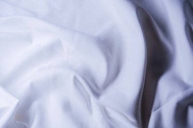 Beyaz kumaş içinde yumuşak kıvrımlar